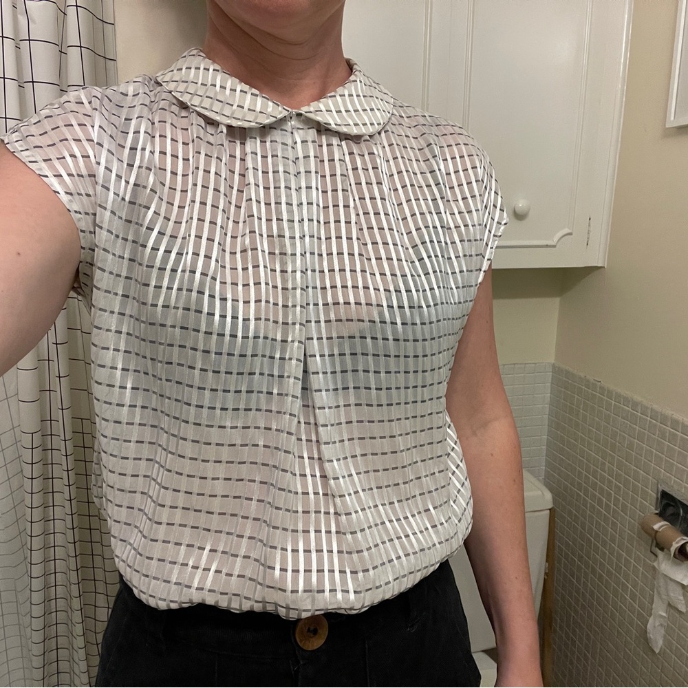 Cute vintage peter pan collared silver shirt